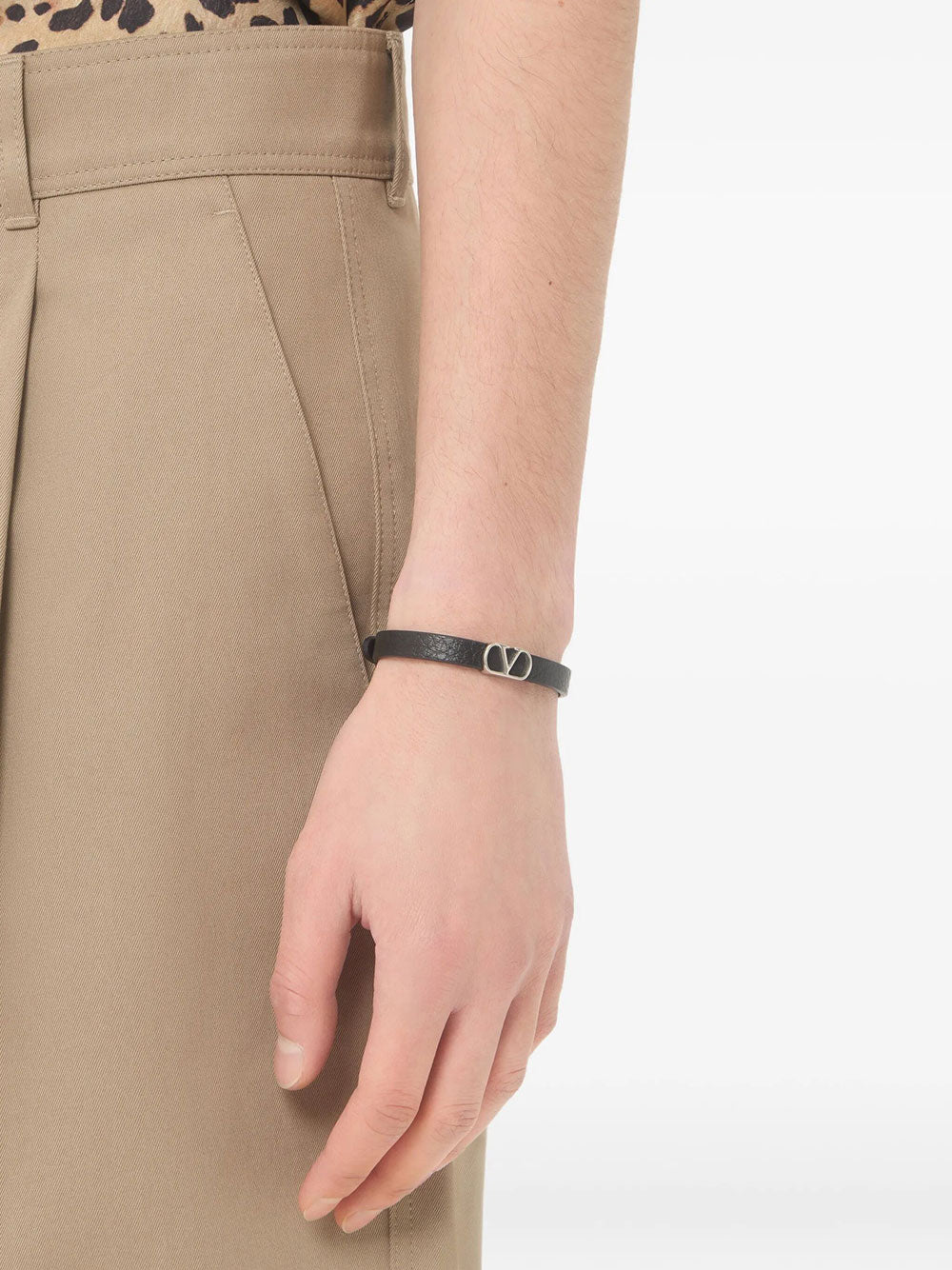 Valentino Garavani Men Vlogo Signature Grainy Leather Bracelet VALENTINO GARAVANI