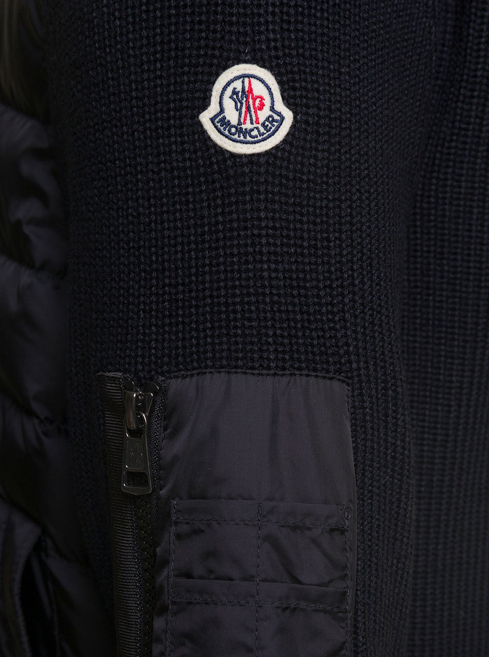 Moncler Men Cardigan Con Cappucico E Patch Logo Sulla Manica In Tessuto Tecnico E Lana Nero Uomo