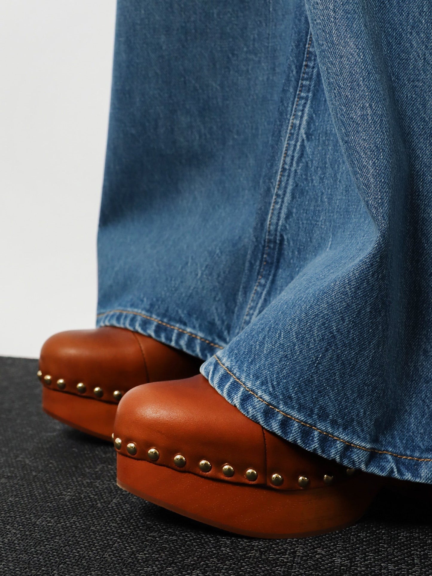Chloe' Women Leather And Wood Jeanette Sabot CHLOE
