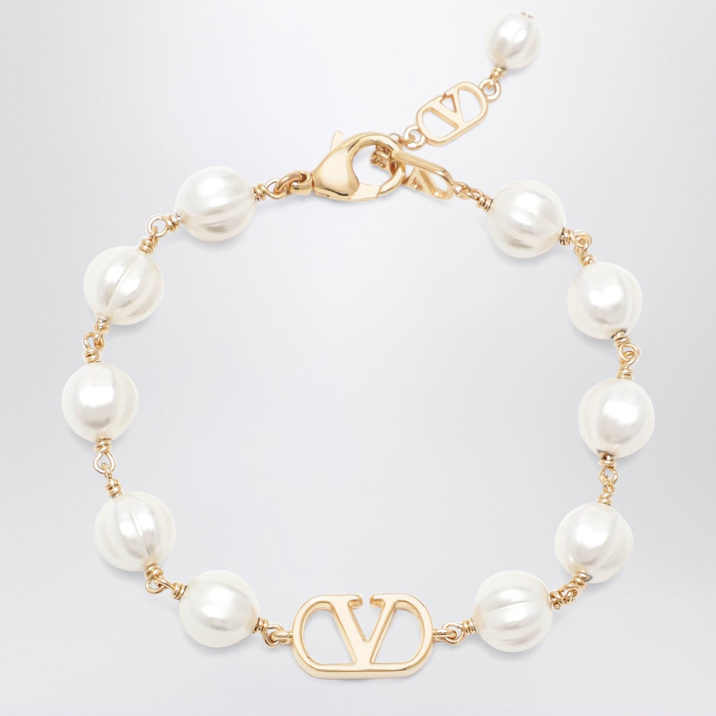 Valentino Garavani Vlogo Signature Bracelet In Metal And Pearls, Gold/Cream Women VALENTINO GARAVANI