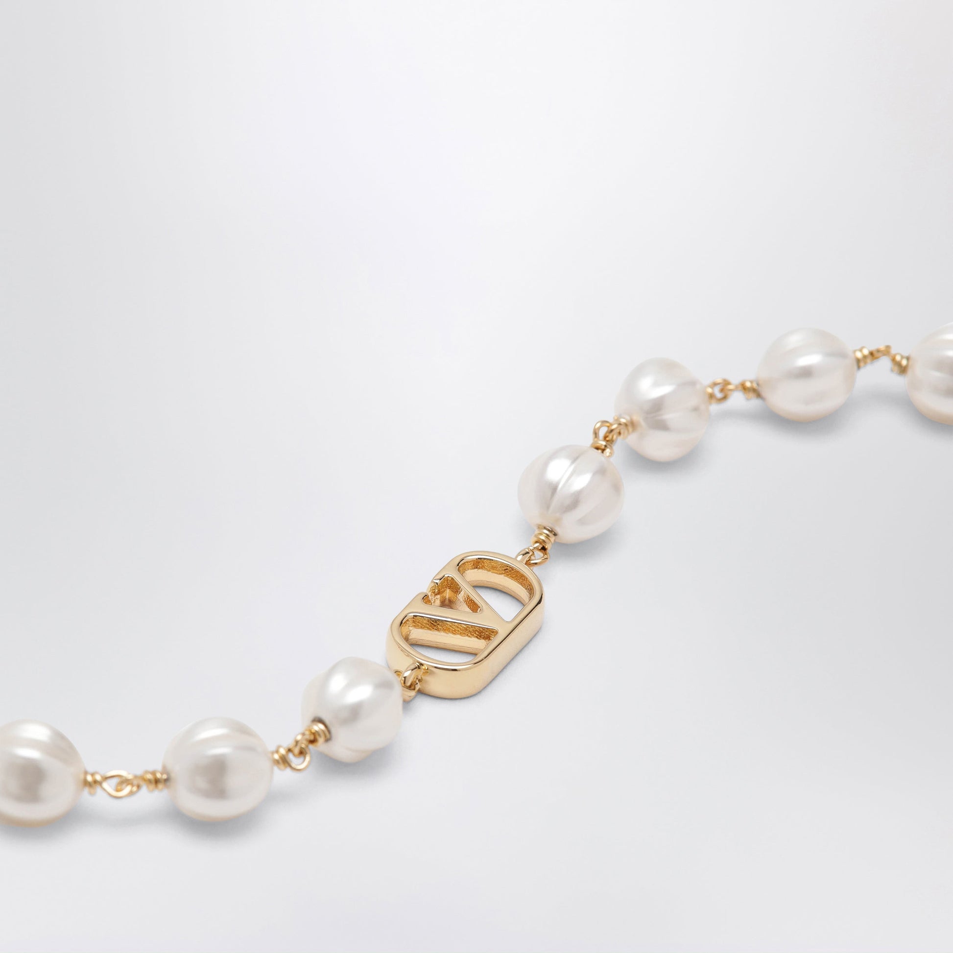 Valentino Garavani Vlogo Signature Bracelet In Metal And Pearls, Gold/Cream Women VALENTINO GARAVANI