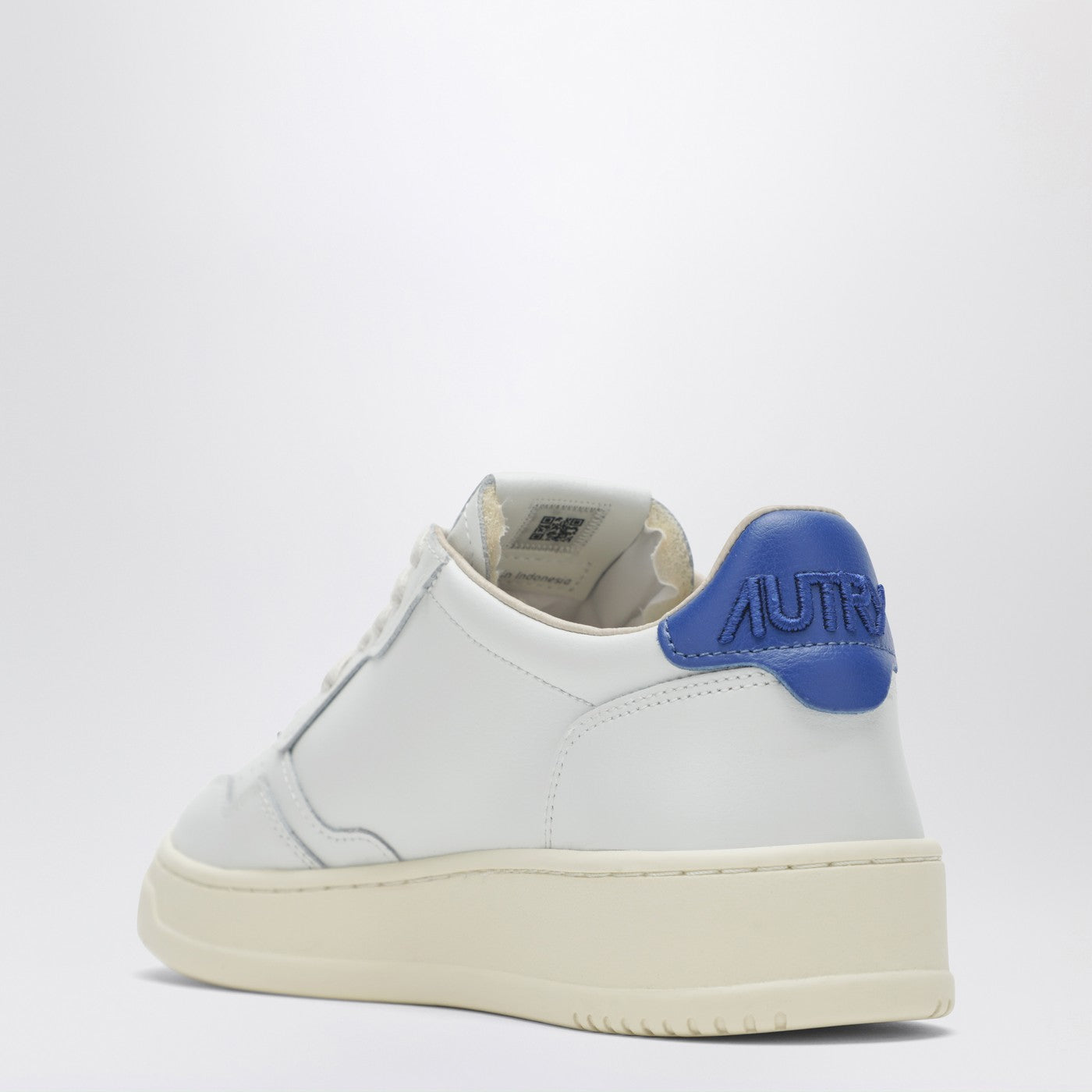 Autry Medalist Low Sneakers In White And Space Blue Floating Dreams Women AUTRY