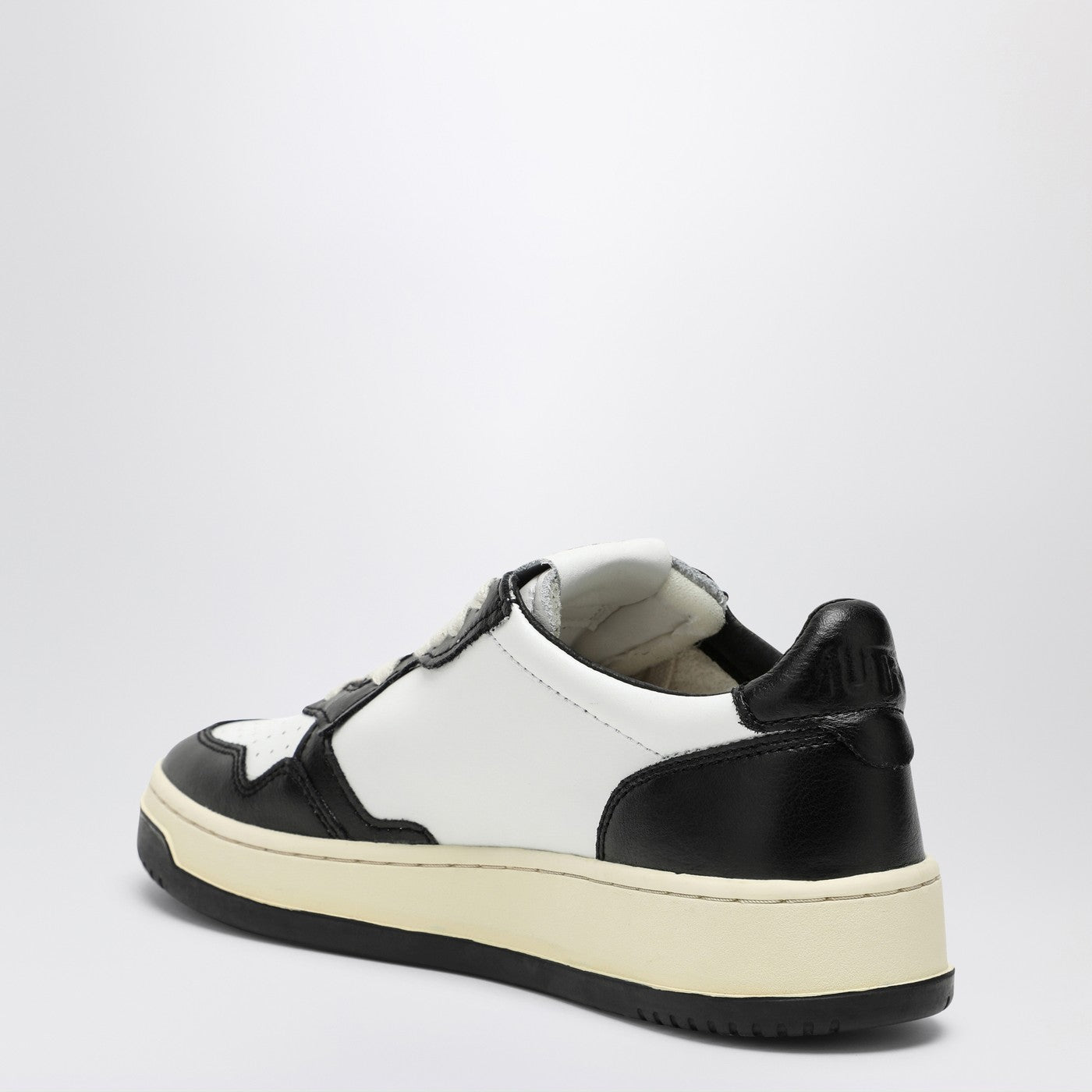 Autry Medalist Low White/Black Leather Sneakers Women AUTRY